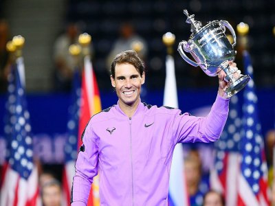 Rafael Nadal soulève le trophée de vainqueur de l'US Open après sa victoire en finale contre Daniil Medvedev le 8 septembre 2019 à New York - Johannes EISELE [AFP/Archives]