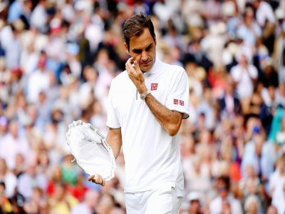 Roger Federer avec le trophée de finaliste après sa défaite contre Novak Djokovic en finale du dernier Wimbledon le 14 juillet 2019 - Laurence Griffiths [POOL/AFP/Archives]