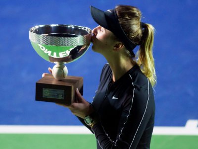 Elina Svitolina embrasse le trophée du tournoi de Monterrey après sa victoire en finale contre Marie Bouzkova le 8 mars 2020 - Julio Cesar AGUILAR [AFP/Archives]