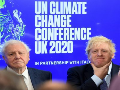 Le Premier ministre britannique Boris Johnson avec le naturaliste et présentateur David Attenborough, lors d'un événement de présentation de la COP26, le 4 février 2020, qui devait se dérouler cet automne en Ecosse mais qui se tiendra finalement en 2 - Jeremy Selwyn [POOL/AFP/Archives]