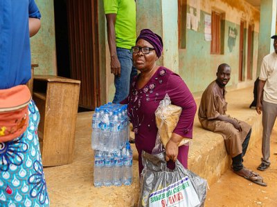De la nourriture et de l'eau distribués aux habitants d'Agbelekale à Lagos le 1er avril 2020 - Benson IBEABUCHI [AFP]