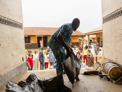 Des sacs de nourriture distribués aux habitants d'Agbelekale à Lagos le 1er avril 2020 - Benson IBEABUCHI [AFP]