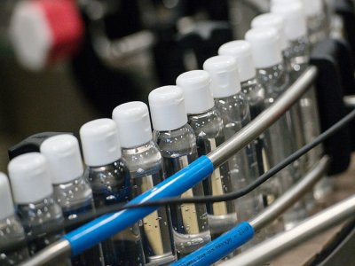 Des fabricants de cosmétiques réorientent leur production pour fabriquer des gels hydroalcooliques - Loic VENANCE [AFP]