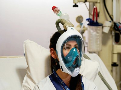 Un masque de plongée en apnée Decathlon adapté avec des raccords de valves respiratoires imprimés en 3D, le 27 mars 2020 à l'hôpital Erasme de Bruxelles - Kenzo TRIBOUILLARD [AFP/Archives]
