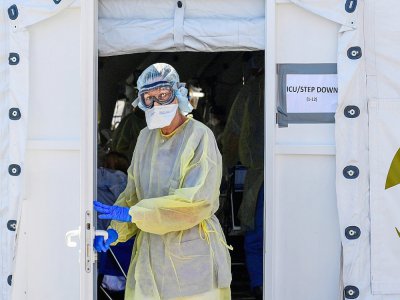 Un médecin sort d'une tente de soins intensifs pour les patients contaminés au Covid-19 installée devant l'hôpital de Crémone, le 2 avril 2020 en Italie - MIGUEL MEDINA [AFP]