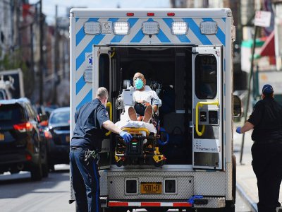 Des ambulanciers transportent un patient aux urgences de l'hôpital Wyckoff Heights de Brookln, le 2 avril 2020 à New York - Angela Weiss [AFP]