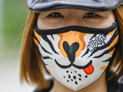 Une femme masquée le 3 avril 2020 à Wuhan - Hector RETAMAL [AFP/Archives]