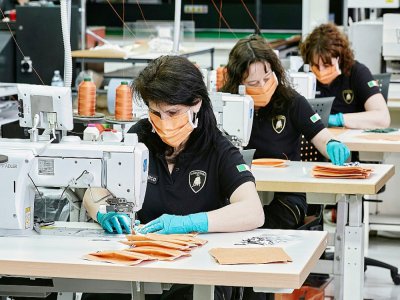 Production de masques en Italie le 31 mars 2020 - Handout [Lamborghini/AFP/Archives]