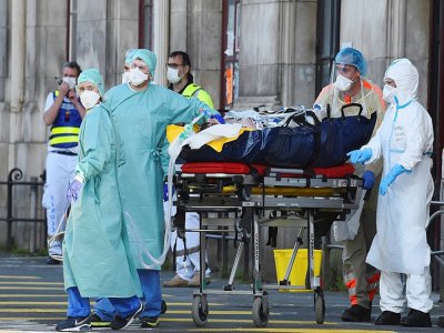 Un patient en provenance de l'est débarqué à la gare Saint-Jean à Bordeaux, dans le sud-ouest de la France, le 3 avril 2020 - NICOLAS TUCAT [AFP]