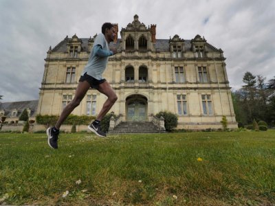 Pendant le confinement, le coureur français de semi-marathon Yosi Goasdoué s'entraîne dans le parc du château de La Bourdaisière le 3 avril 2020 à Montlouis-sur-Loire. - GUILLAUME SOUVANT [AFP]