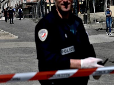 Un policier dans le centre de Romans-sur-Isère, le 4 avril 2020 après une attaque au couteau - JEFF PACHOUD [AFP]