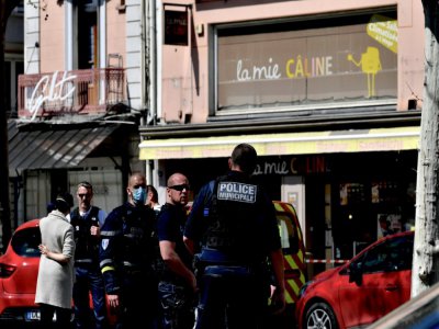 La police sur les lieux d'une attaque au couteau dans le centre de Romans-sur-Isère, le 4 avril 2020 - JEFF PACHOUD [AFP]