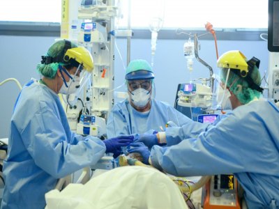 Intervention de soignants de l'hôpital Papa Giovanni XXIII auprès d'un malade atteint par le nouveau coronavirus, le 3 avril à Bergame - Piero CRUCIATTI [AFP]
