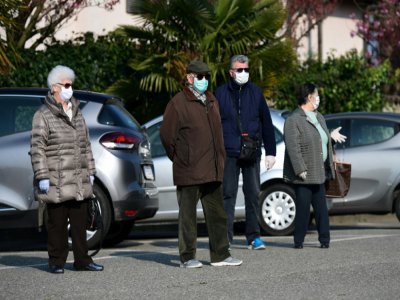 Des habitants viennent se faire tester au Covid-19, le 4 avril 2020 à Robbio (nord de l'Italie) - Miguel MEDINA [AFP]