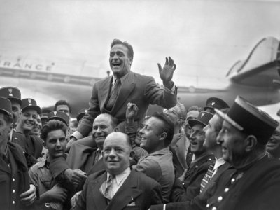 Le boxeur Marcel Cerdan qui vient de remporter le titre de champion du monde des poids moyens devant l'américain Tony Zale, est accueilli triomphalement, le 1er octobre 1948 à l'aéroport d'Orly. - - [AFP/Archives]
