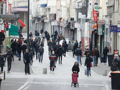Des passants dans la banlieue de Paris à Saint-Denis le 2 avril 2020 - Ludovic MARIN [AFP/Archives]