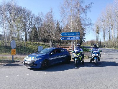 Respect des règles de confinement : les gendarmes multiplient les contrôles sur les routes alors que débutent les vacances de Pâques pour la zone C. - EDSR 50