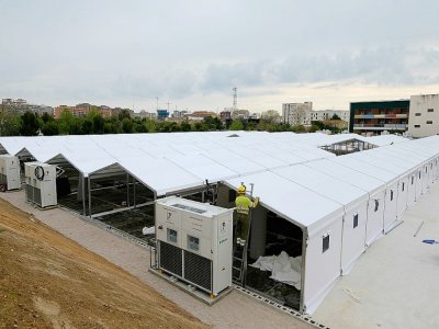 Construction d'un hôpital de campagne à Valence près de l'hôpital de la ville La Fé, le 5 avril 2020 - JOSE JORDAN [AFP]
