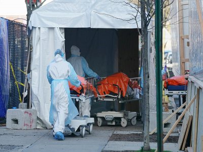 Des corps sont transportés dans une tente refrigérée faisant office de morgue dans le quartier de Brooklyn, le 4 avril 2020 - Bryan R. Smith [AFP]