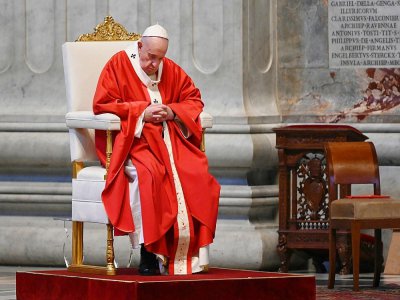 Le pape François se recueille lors de la messe des Rameaux, le 5 avril 2020 à la basilique Saint-Pierre - Alberto PIZZOLI [POOL/AFP]