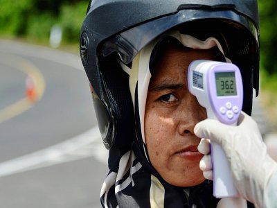 Contrôle de température dans la province de Aceh (Indonésie), le 5 avril 2020 - CHAIDEER MAHYUDDIN [AFP]