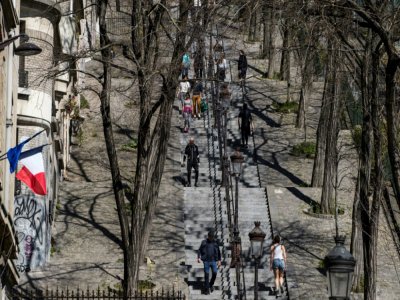 Des badauds à Montmartre, le 5 avril 2020 - JOEL SAGET [AFP]