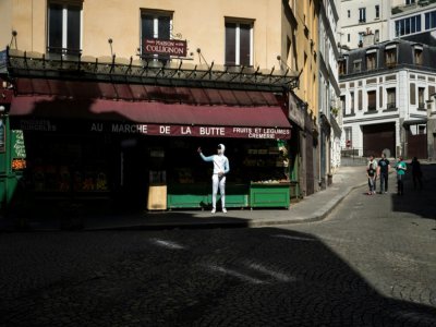 Un homme prend un selfie, le 5 avril 2020 à Paris - JOEL SAGET [AFP]