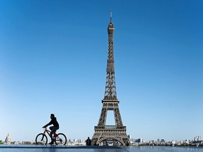 Malgré un temps printanier, les abords de la Tour Eiffel étaient peu fréquentés le 5 avril 2020 - Philippe LOPEZ [AFP]