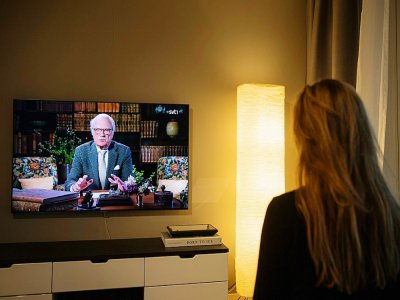 Une femme regarde l'allocution du roi de Suède Carl XVI Gustaf le 5 avril 2020 dans son logement de Sundbyberg près de Stockholm - Jonathan NACKSTRAND [AFP]