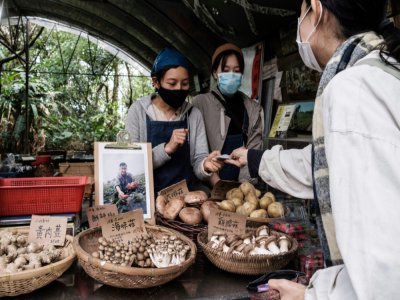 Sur le marché de la ferme communautaire de Mapopo, à Hong Kong le 18 mars 2020 - ANTHONY WALLACE [AFP]