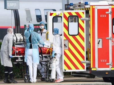 Des équipes médicales prennent en charge un patient contaminé par le Covid-19, à son arrivée à la gare de Quimper, le 5 avril 2020 dans le Finistère - Fred TANNEAU [AFP]