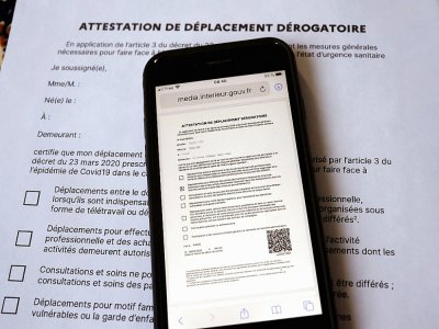 La version numérique de la nouvelle attestation de déplacement dérogatoire visible sur un smartphone, le 6 avril 2020 à Paris - THOMAS COEX [AFP]