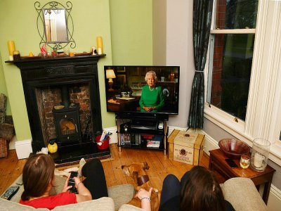 Une famille de Birkenhead regarde l'allocution de la reine Elizabeth II à la télévision, le 5 avril 2020 dans le nord-ouest de l'Angleterre - Paul ELLIS [AFP]