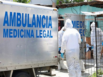 Des légistes récupèrent le corps d'une victime du Covid-19 à Guayaquil, Ecuateur, le 6 avril 2020. - - [Ecuadorian Comunication Secretary/AFP]