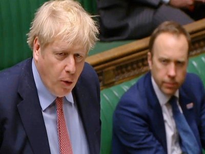 Le Premier ministre britannique Boris Johnson et son ministre de la Santé Matt Hancock, sur une capture vidéo du Parlement britannique, à Londres le 25 mars 2020 - - [PRU/AFP/Archives]