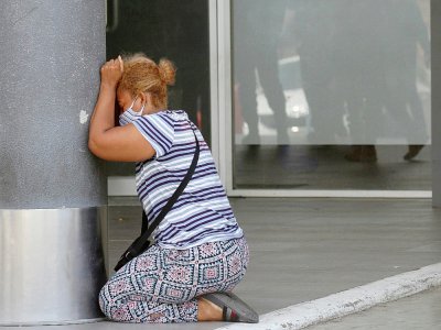 Une femme pleure après avoir appris le décès d'un proche, le 4 avril 2020 à l'hôpital de Guayaquil, en Equateur - Enrique ORTIZ [AFP]