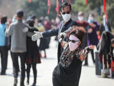 Des personnes dansent dans le parc de Shenyang, le 6 avril 2020 dans le nord-est de la Chine - STR [AFP]