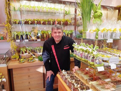 Jérôme Boutel est gérant de la chocolaterie Charlotte Corday rue Saint-Jean à Caen. Il propose une livraison gratuite des chocolats de Pâques à partir de 30 € de commande. - J.Boutel
