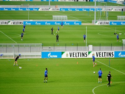 Des joueurs du club de football de la Bundesliga, le FC Schalke 04, s'entraînent à Gelsenkirchen, en Allemagne, le 7 avril 2020. - Ina FASSBENDER [AFP]