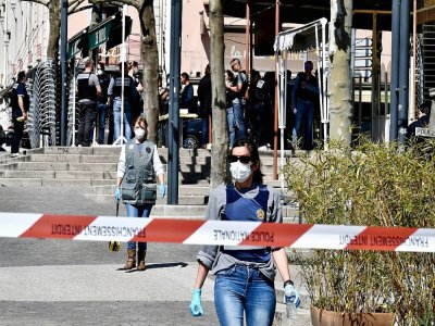 Des policiers interviennent le 4 avril 2020 à Romans-sur-Isère après une attaque terroriste - JEFF PACHOUD [AFP/Archives]