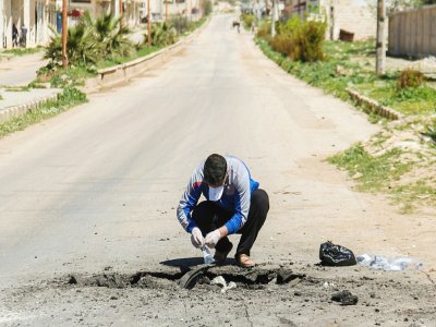 Collecte d'échantillons sur le site d'une attaque présumée de gaz toxique à Khan Sheikhun, dans la province d'Idlib, dans le nord-ouest de la Syrie, le 5 avril 2017 - Omar haj kadour [AFP/Archives]