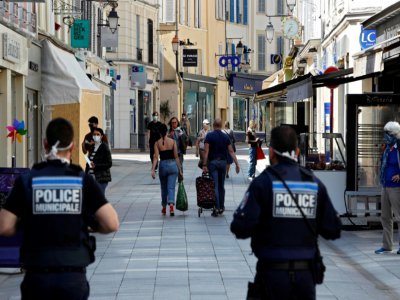 Des policiers municipaux patrouillent le 8 avril 2020 à Sceaux (Hauts-de-Seine) où tout déplacement est conditionné au port d'une protection couvrant le nez et la bouche - THOMAS COEX [AFP]