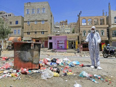 Du désinfectant projeté sur des détritus à Sanaa (Yémen) le 30 mars 2020 - MOHAMMED HUWAIS [AFP]