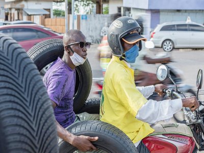 Un motard porte un masque contre le coronavirus Covid-19 à Cotonou le 8 avril 2020 - Yanick Folly [AFP]