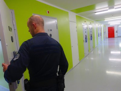 Au centre pénitentiaire de Condé-sur-Sarthe, "seuls les surveillants au contact permanent des détenus sont équipés de masques", dénonce la CGT. "Comme dans toutes les prisons", précise l'administration. - Eric Mas