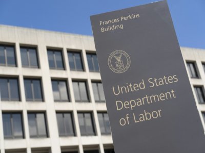 Cinq millions de personnes pourraient s'être inscrites au chômage la semaine dernière aux Etats-Unis - Alex Edelman [AFP]