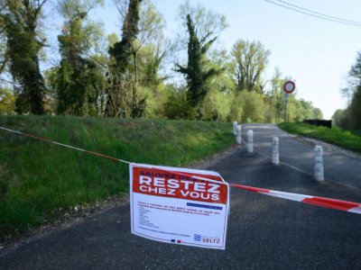 Ecriteau en travers d'une petite route près de la frontière franco-allemande à Setz, dans l'est de la France, le 8 avril 2020 - PATRICK HERTZOG [AFP]