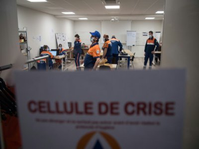 Des membres de la protection civile se préparent avant d'aller dans un hôtel où sont confinées des personnes sans abri, à Nantes, le 8 avril 2020 - Loic VENANCE [AFP]