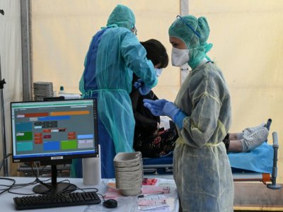 Examen d'une patiente dans une celluel médicale dédiée au Covid-19, à l'hôpital Saint-Roch à Montpellier, le 8 avril 2020 - Pascal GUYOT [AFP]