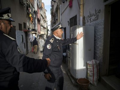 Des policiers marocains patrouillant le 27 mars 2020 dans le quartier Takadoum, dans la capitale Rabat, pour faire respecter les mesures de confinement en pleine crise du coronavirus - FADEL SENNA [AFP]